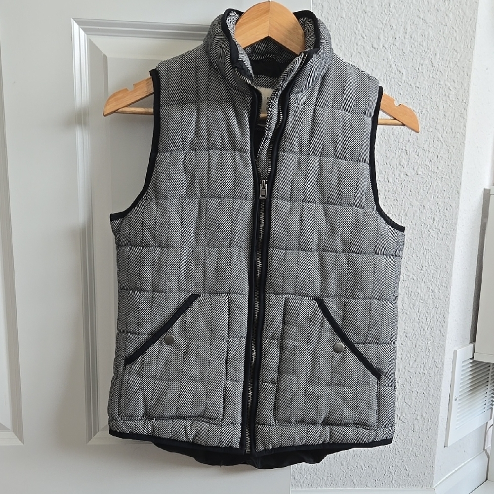 Andeawy B&W Herringbone Quilted Vest with Black Trim